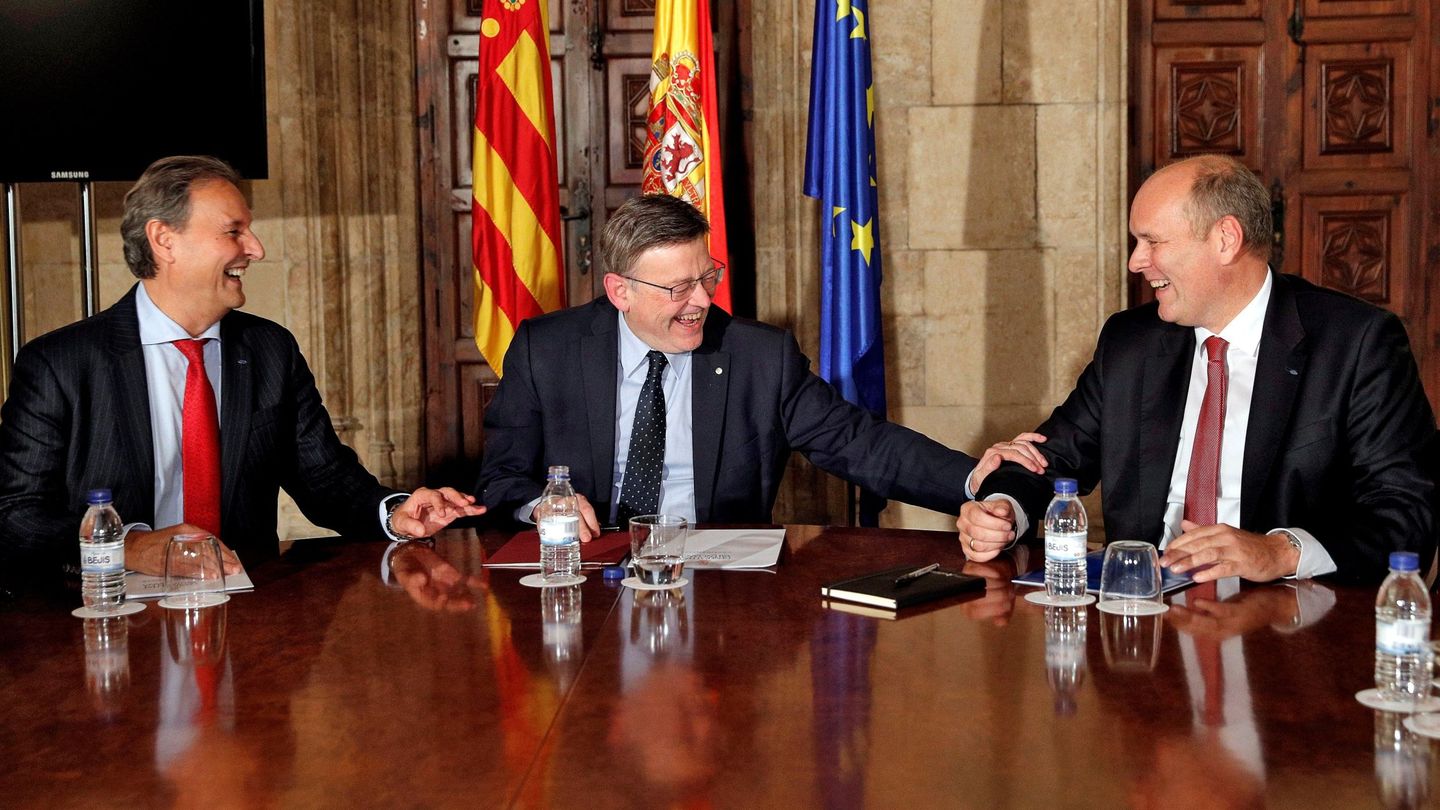 El 'president' de la Generalitat, Ximo Puig (c), bromea con el director de Fabricación de Ford Europa, Dirk Heller (d), y el presidente de Ford España, Jesús Alonso, en un encuentro en el Palau. (EFE)