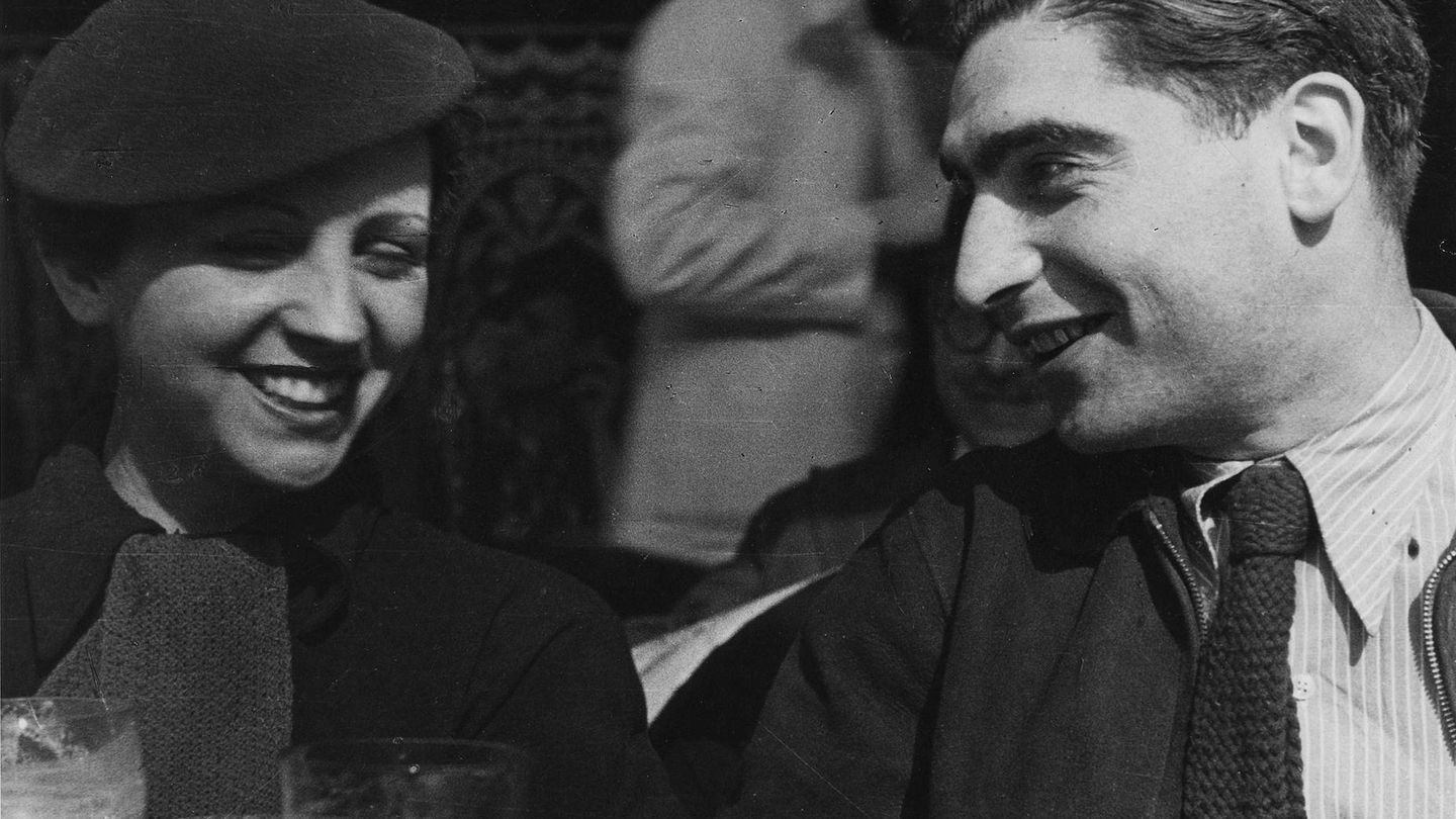 En la foto, de Fred Stein (Paris 1935), Gerda Taro y Robert Capa (EFE)