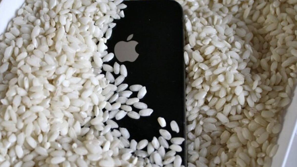 Esta es la razón por la que Apple desaconseja meter un iPhone mojado en arroz
