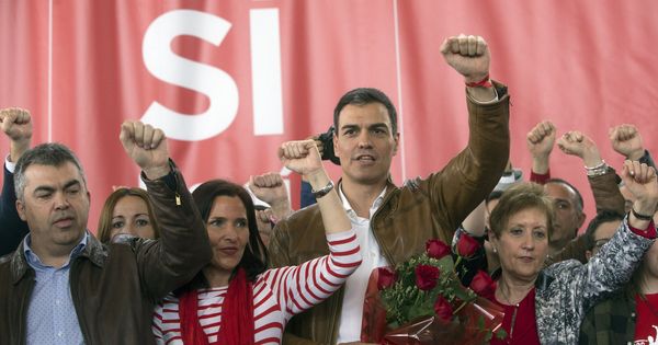 Foto: El ex secretario general del PSOE Pedro Sánchez canta 'La internacional' al finalizar un acto con militantes y simpatizantes. (EFE)