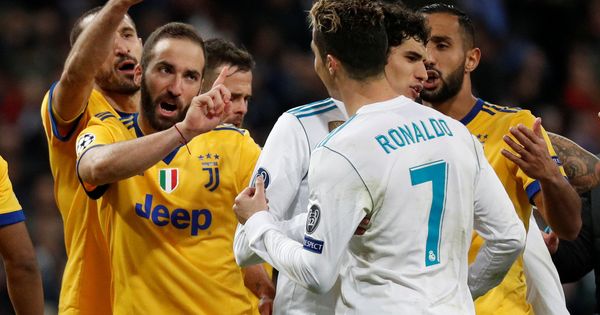 Foto: Los jugadores de la Juve recriminando a Ronaldo una acción. (EFE)