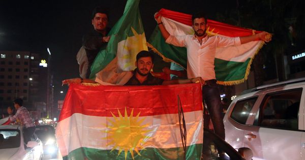 Foto: Kurdos del norte de Irak celebran en las calles de la capital, Erbil, horas después del referéndum, el 25 de septiembre de 2017. (EFE)