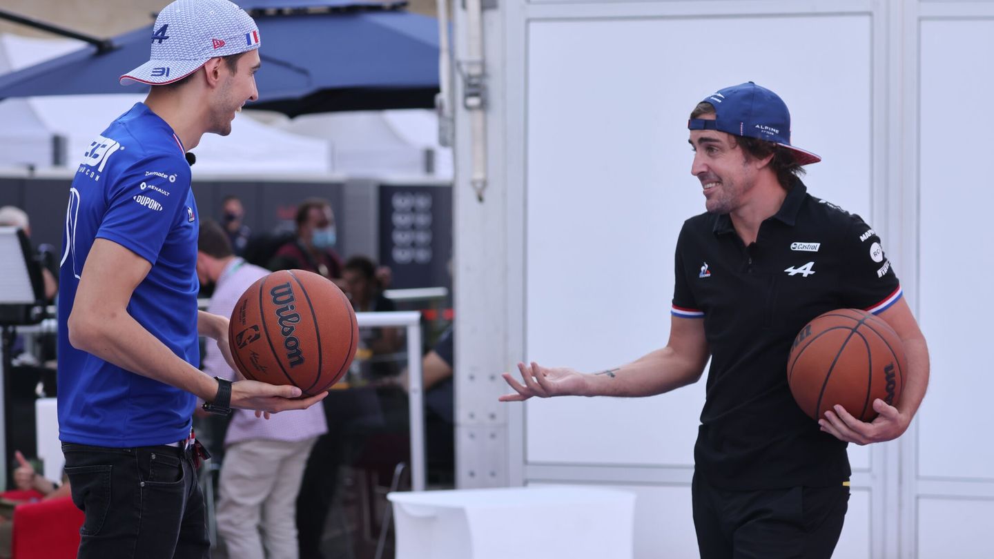 Varios pilotos jugaron al baloncesto en el paddock con estrellas de la NBA. (Reuters)