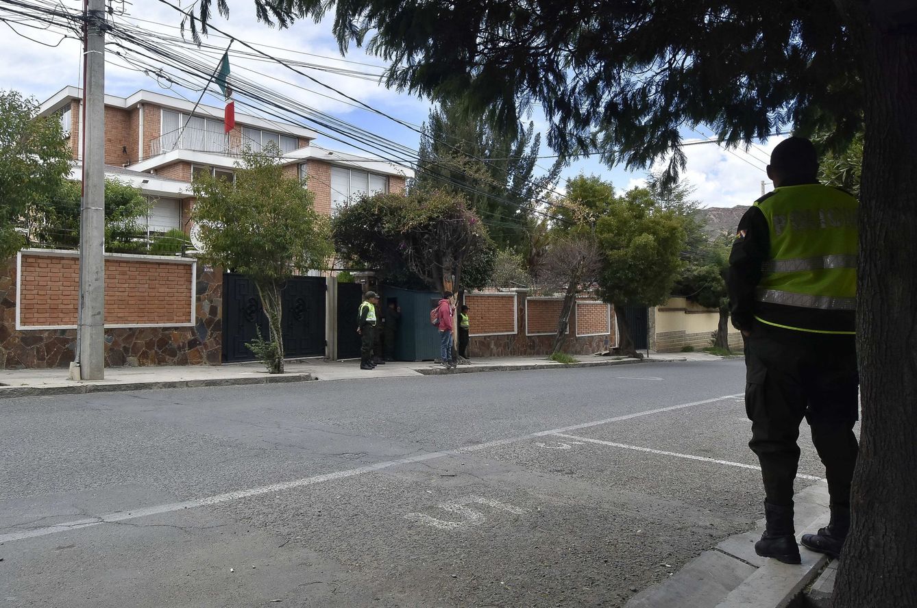 Vista de la Embajada mexicana con presencia policial (Bolivia). (EFE)