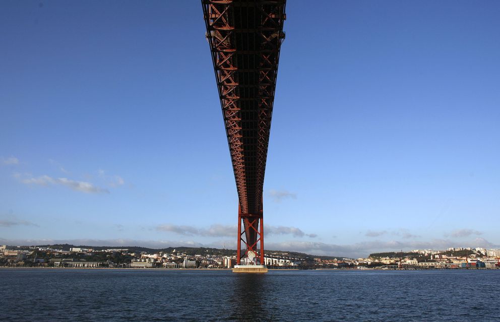 El puente 25 de abril, en Lisboa, visto desde un ferry en el Tajo (Reuters).