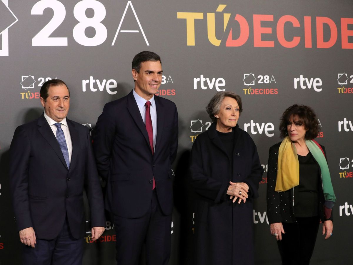 Foto: Pedro Sánchez, durante el debate del 22 de abril de 2019, con Rosa María Mateo (2d) y la directora de RNE, Paloma Zuriaga. (EFE)