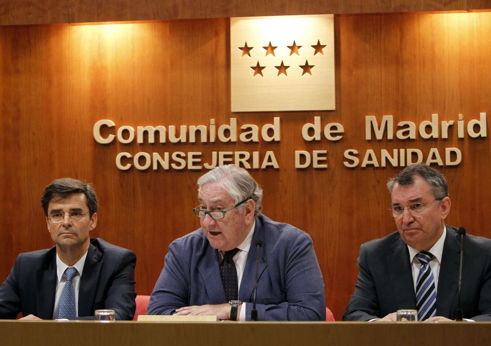 Foto: El consejero de Sanidad de la Comunidad de Madrid, Javier Rodríguez (c). (EFE)