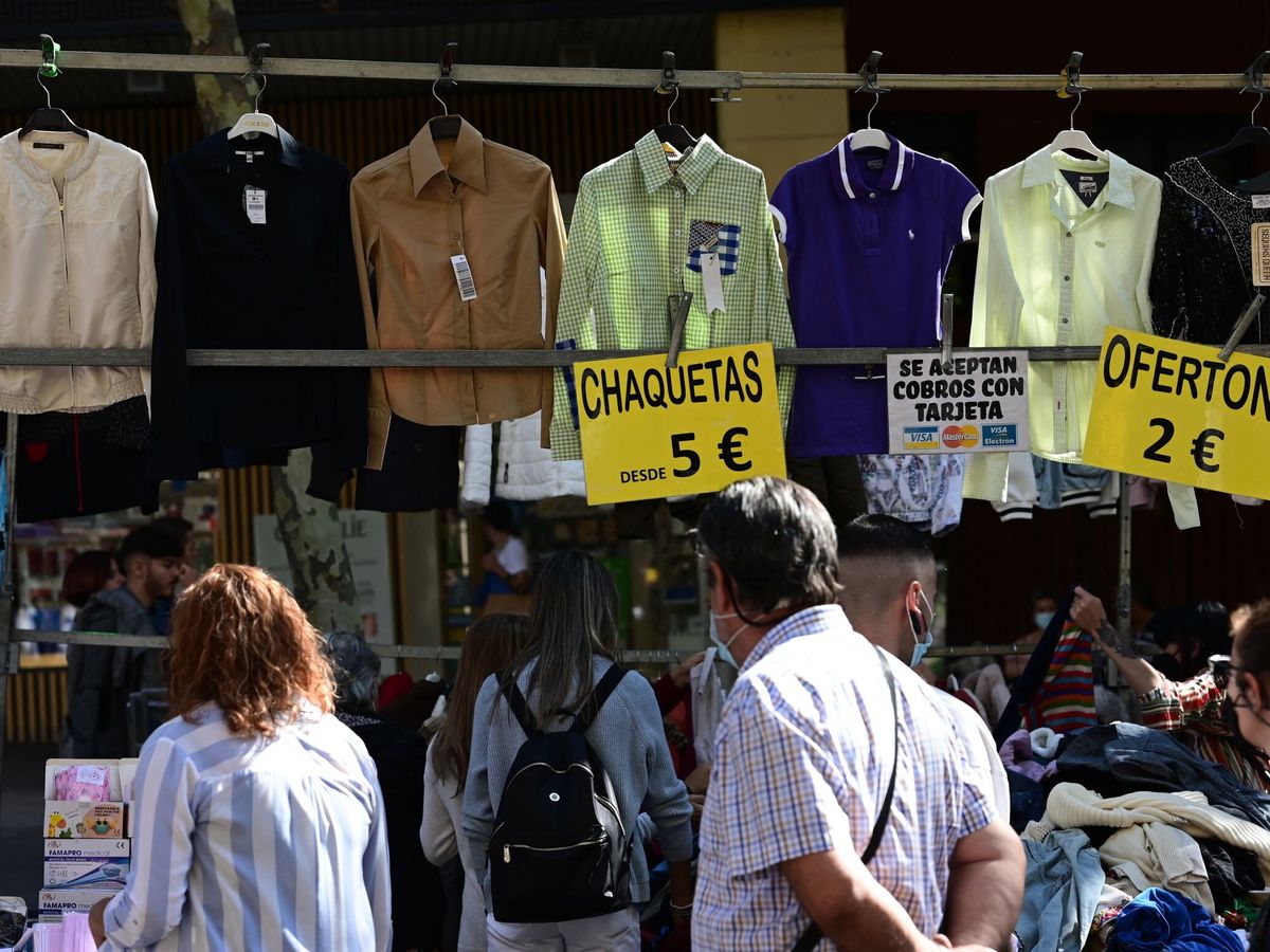 Foto: Varios visitantes pasan ante uno de los puestos del Rastro, en Madrid, en una imagen de archivo. (EFE/Víctor Lerena)