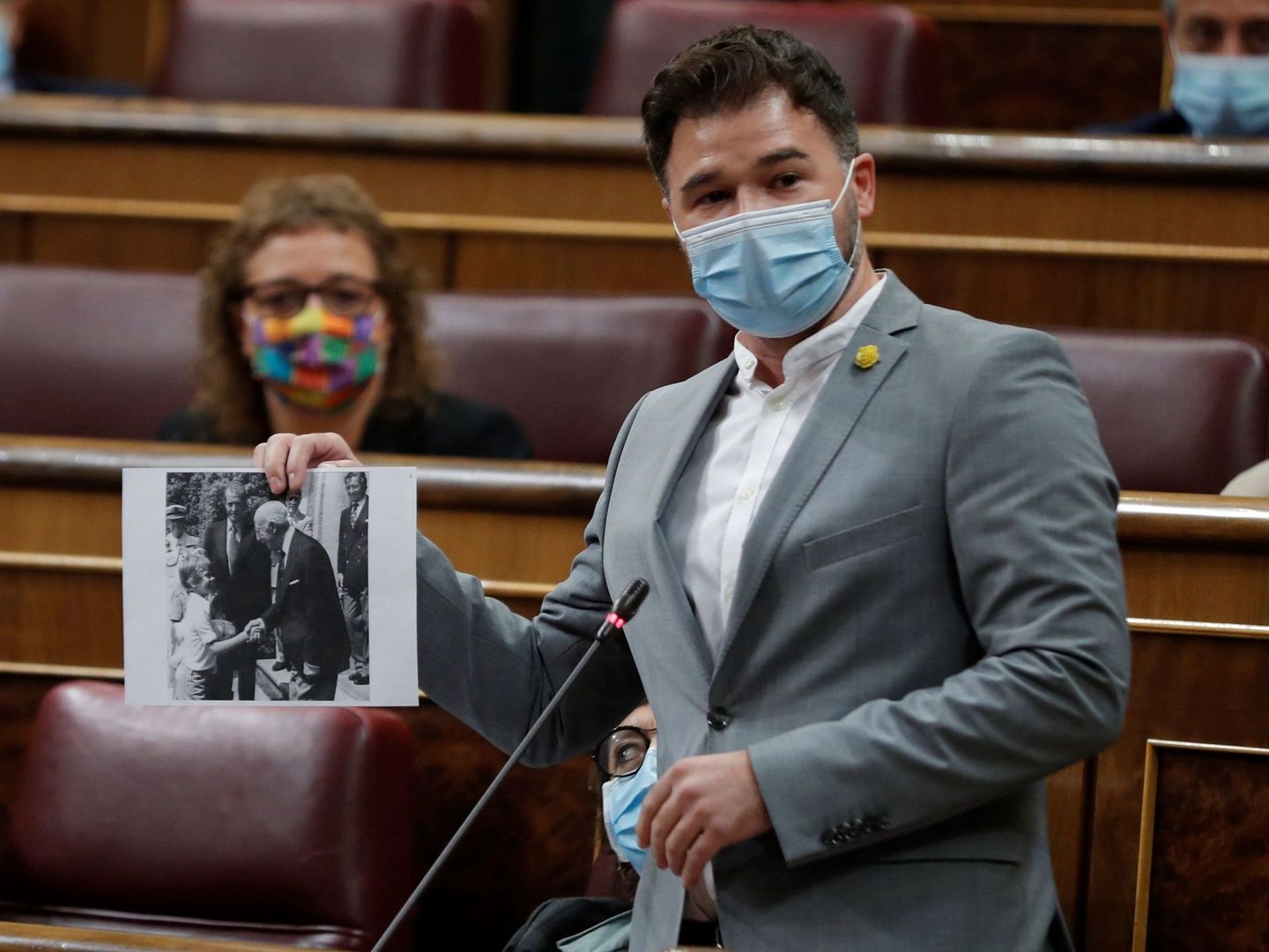 Gabriel Rufián, mostrando la mencionada fotografía en el Congreso. (EFE)