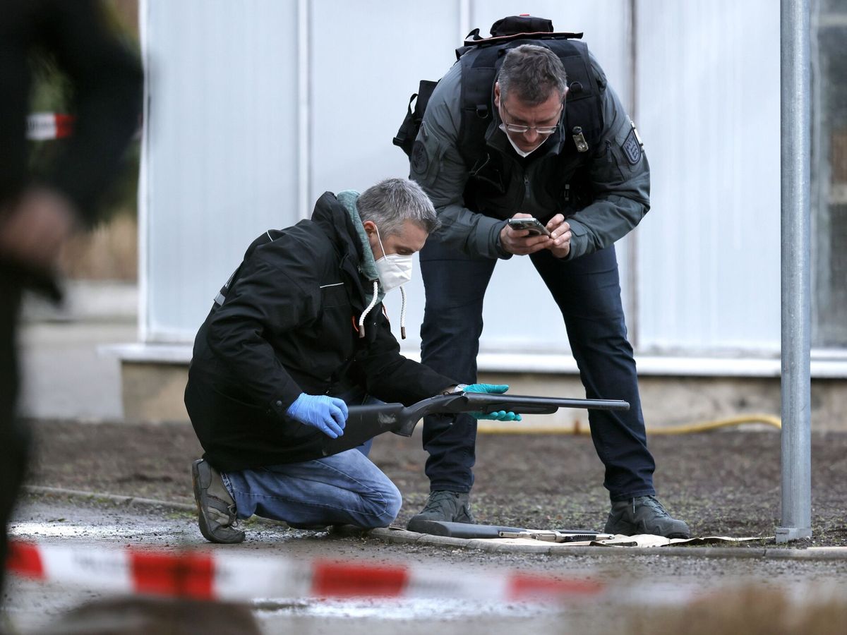 Foto: Un oficial de policía examina un arma en las inmediaciones de la escena del crimen en Heidelberg. (EFE/Ronald Wittek)