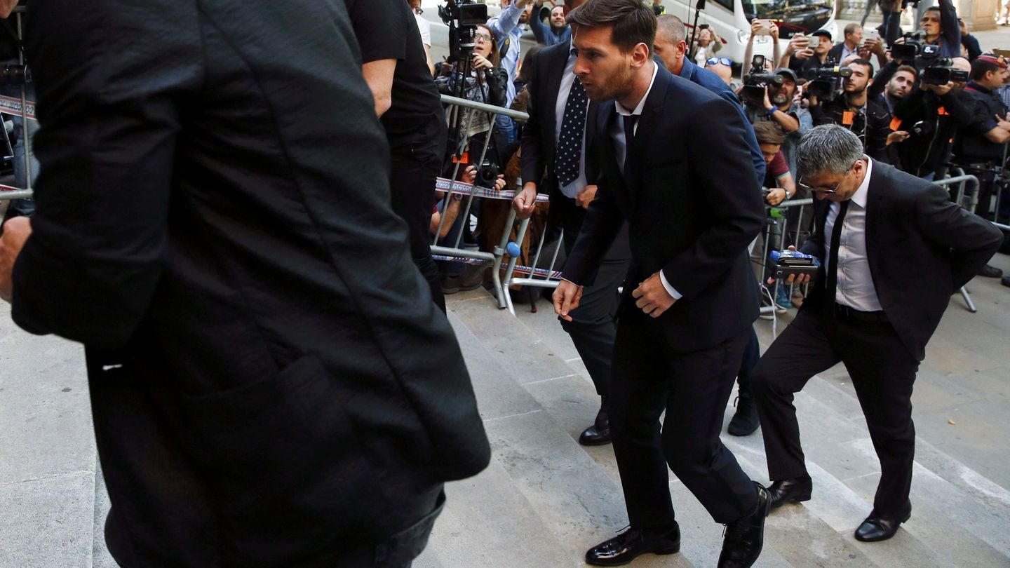 Messi sube la escalera del juzgado. (Reuters)