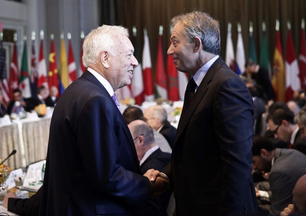 Foto: El ministro de Exteriores, José Manuel García-Margallo (i), saluda al ex primer ministro de Inglaterra, Tony Blair. (EFE)