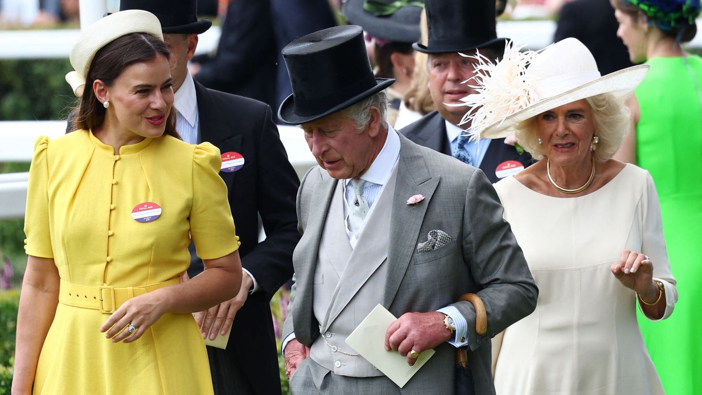 Sophie Winkleman junto a Carlos III y Camila Parker Bowles en el Royal Ascot 2023. (Reuters/Toby Melville)