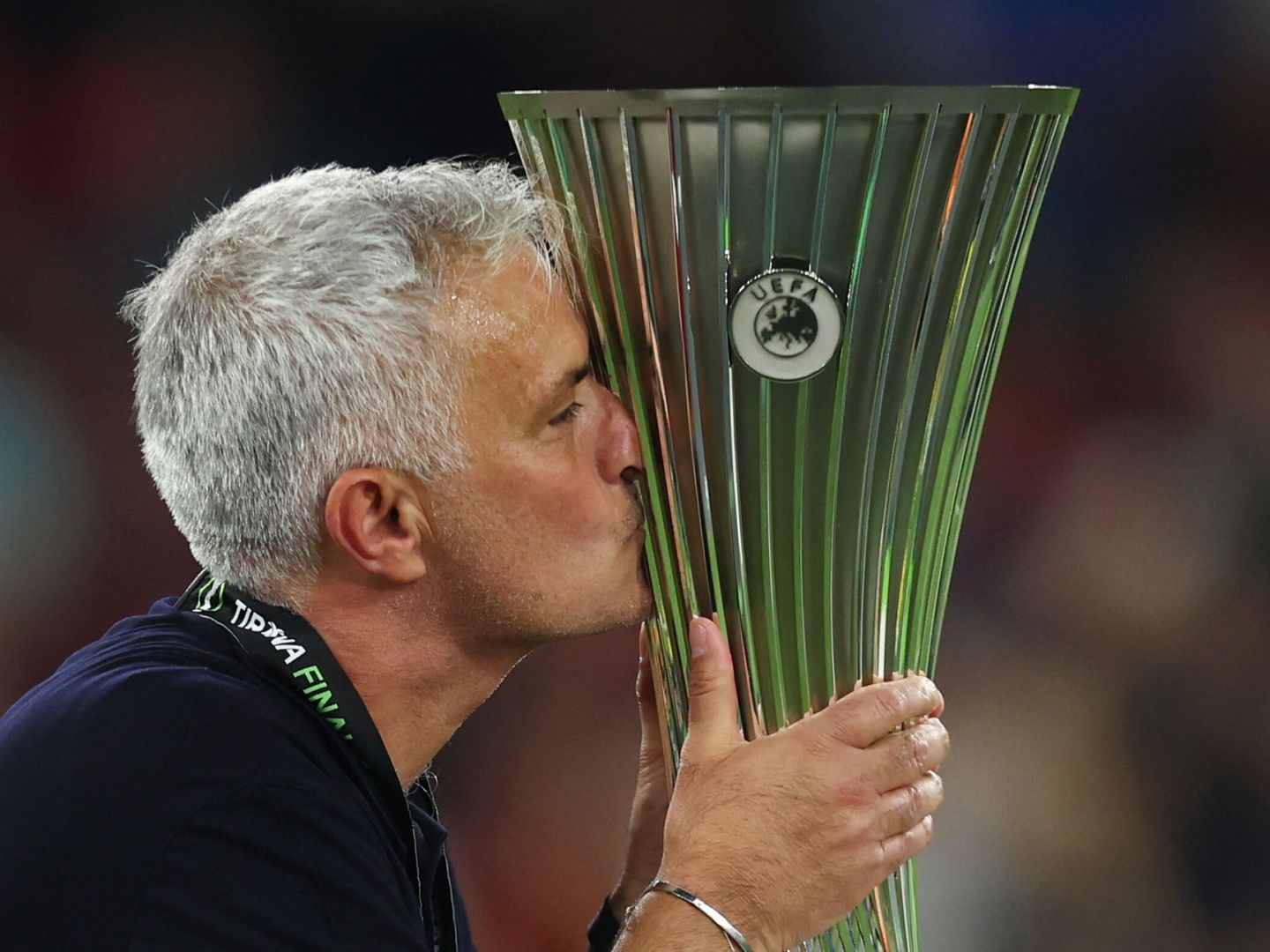 Mourinho besa el trofeo de la Conference League