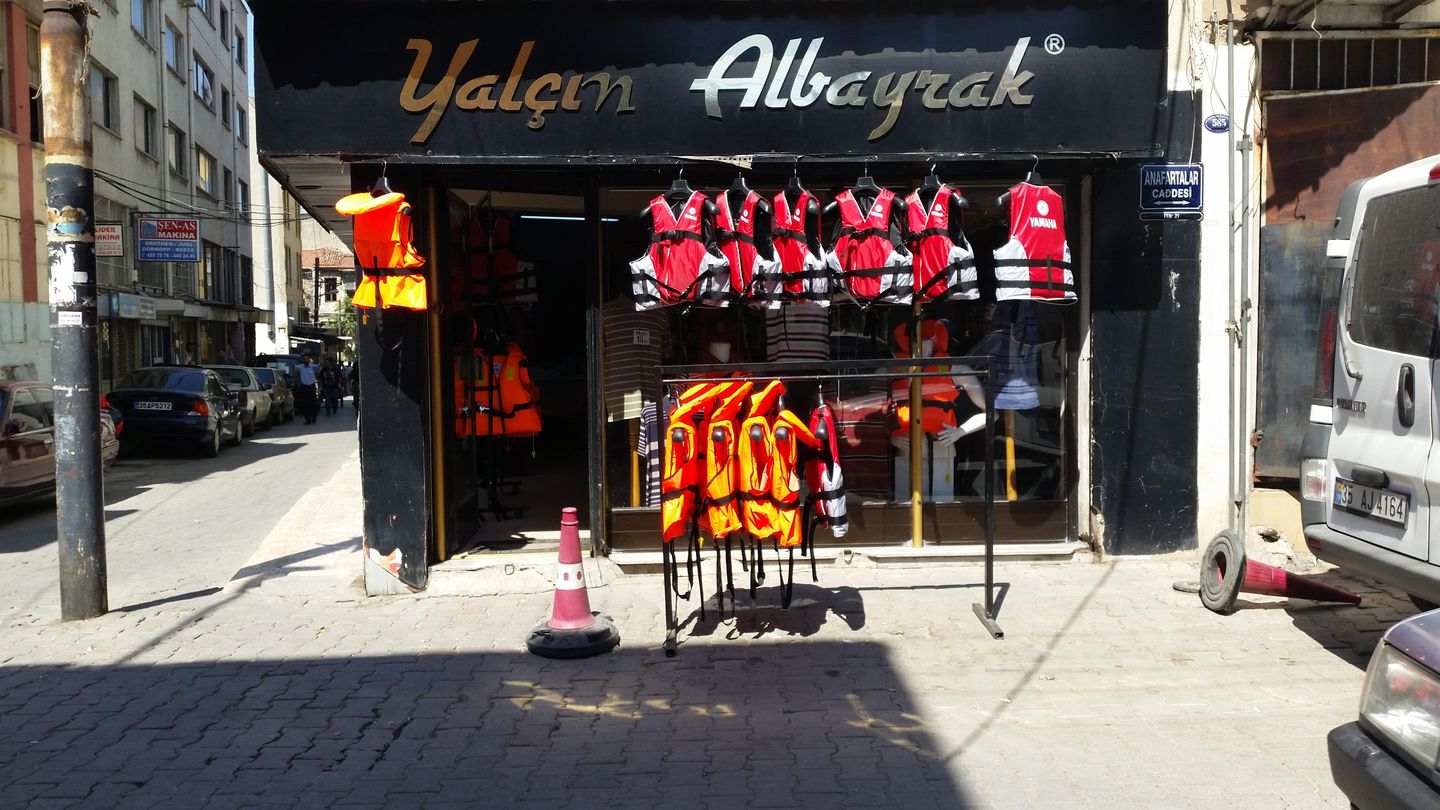 Chalecos salvavidas a la venta en una tienda de Izmir, Turquía (Foto: P.Cebrián).