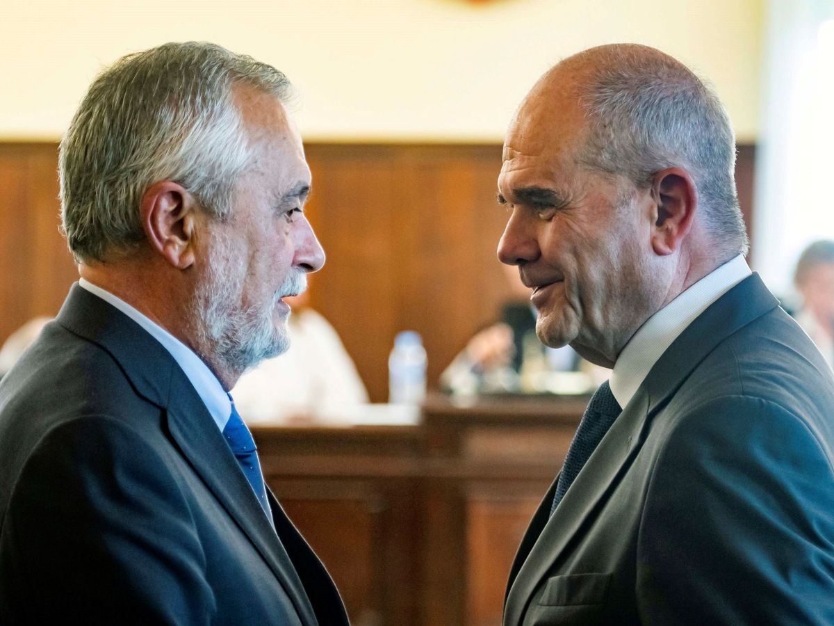 Foto: Los expresidentes de la Junta de Andalucía Manuel Chaves (d) y José Antonio Griñán (i). (EFE)