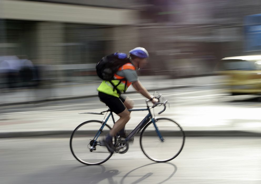 Foto: Cada vez más españoles utilizan la bici para ir al trabajo. (iStock)