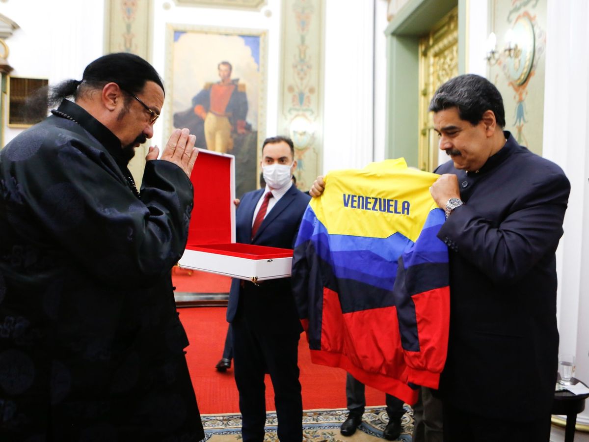 Foto: Nicolás Maduro entrega a Steven Seagal una sudadera de Venezuela después de haber recibido una espada samurái (EFE)