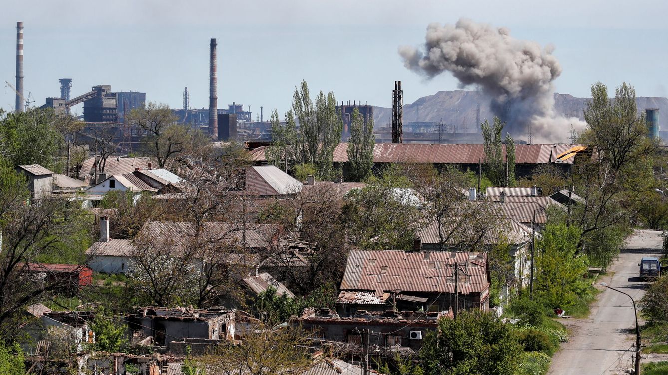 Foto: Explosiones en la planta de Azovstal. (Reuters/Alexander Ermochenko)
