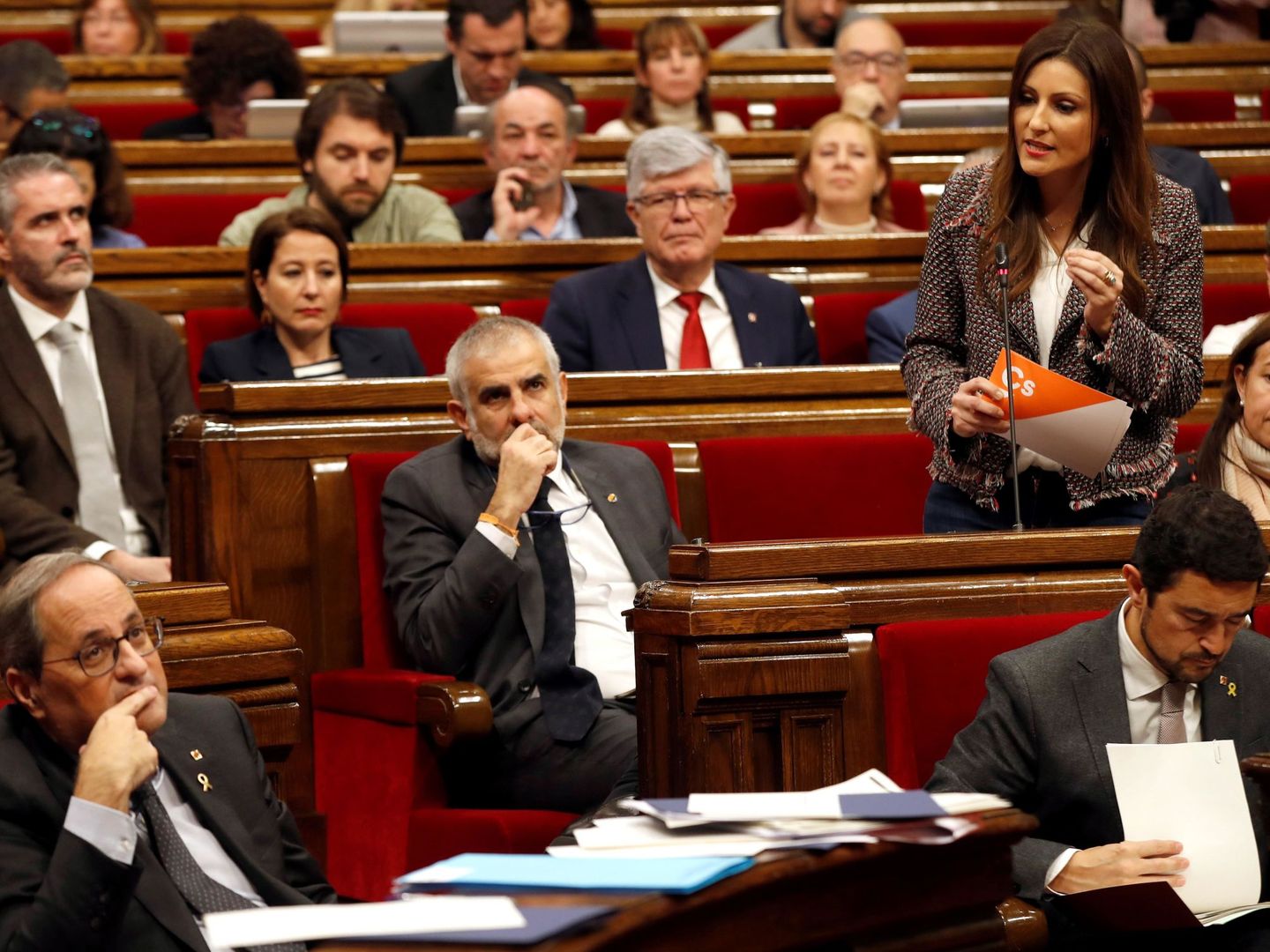 La portavoz del grupo parlamentario de Ciudadanos, Lorena Roldán (d), pregunta a Torra en el Parlament. (EFE)