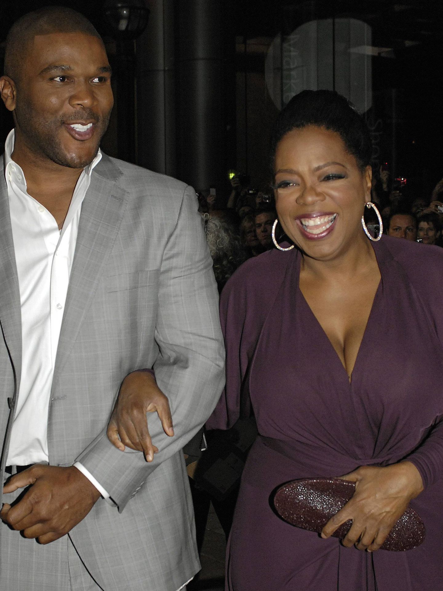 El productor estadounidense Tyler Perry y Oprah Winfrey durante la 34 edición de Festival de Cine de Toronto. (EFE)