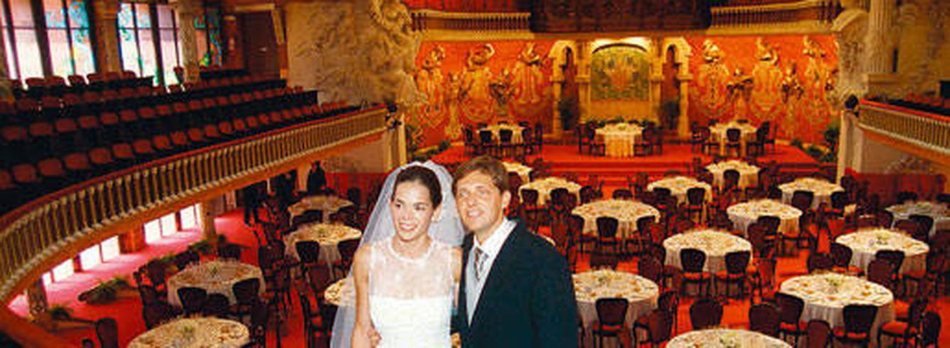 Clara junto a su marido el día de su boda en el Palau