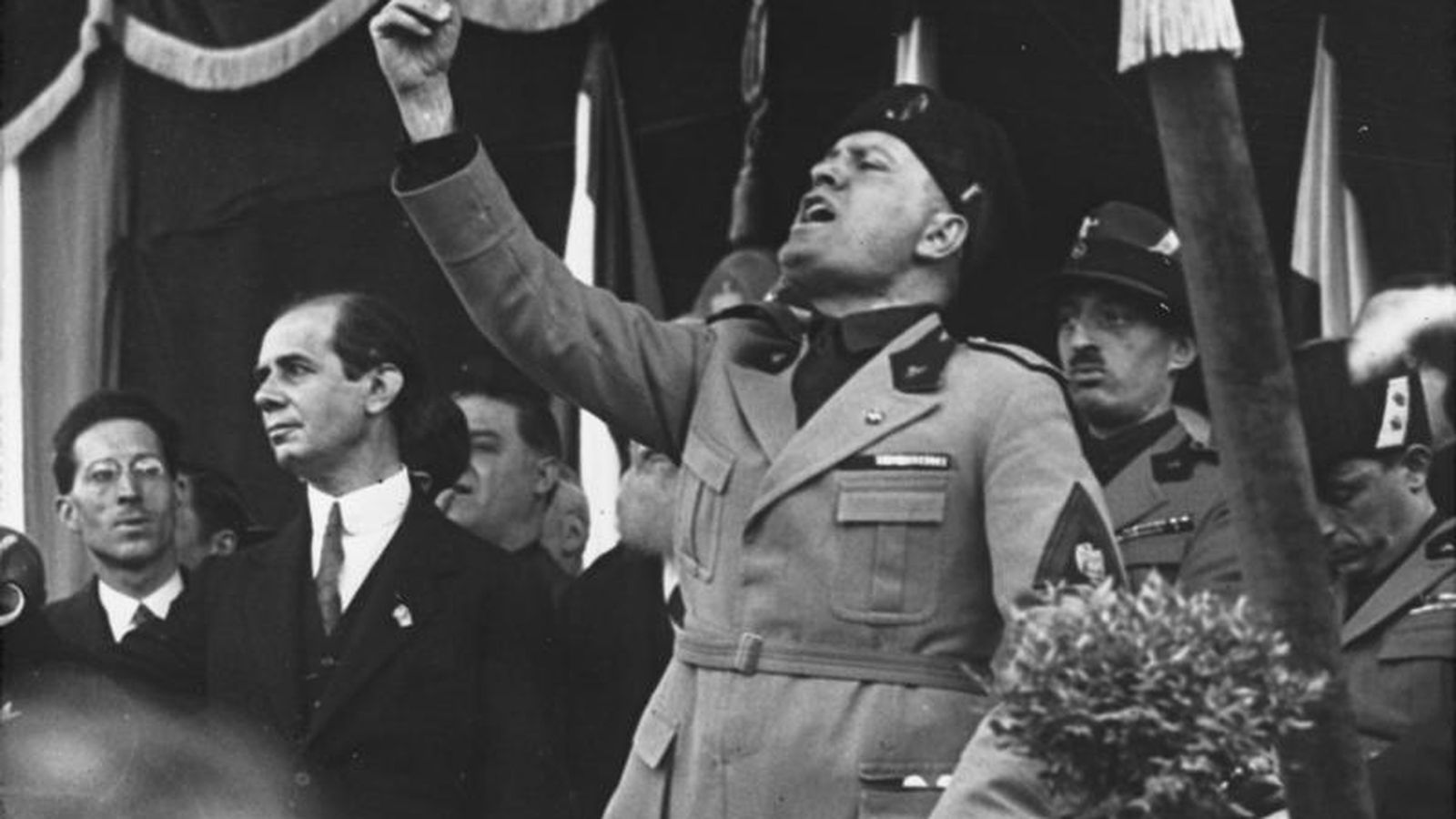 Foto: Discurso de Mussolini en Milán en mayo de 1930.