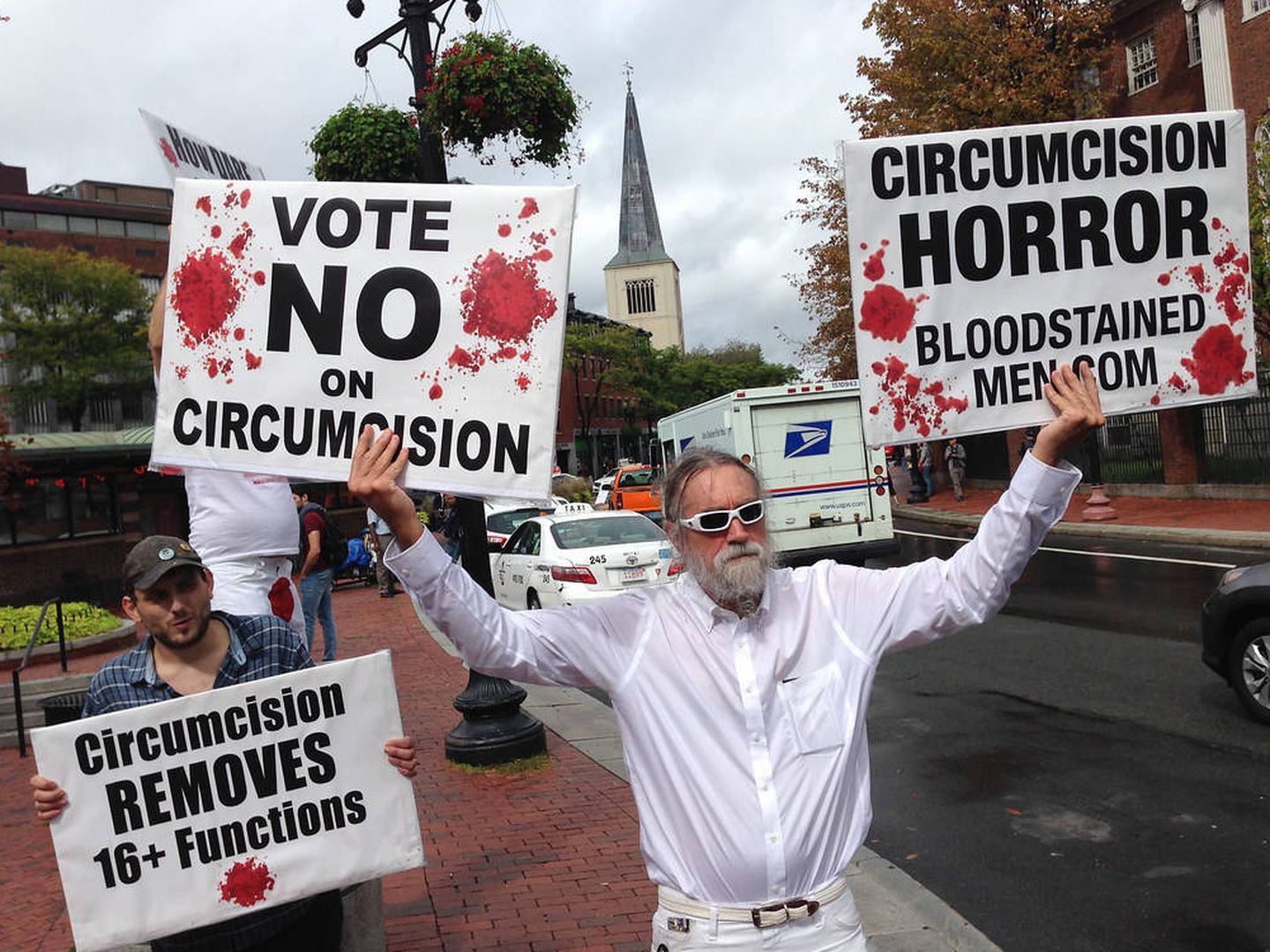Protesta de Hombres Manchados de Sangre. (Bloodstained Men / Flickr)