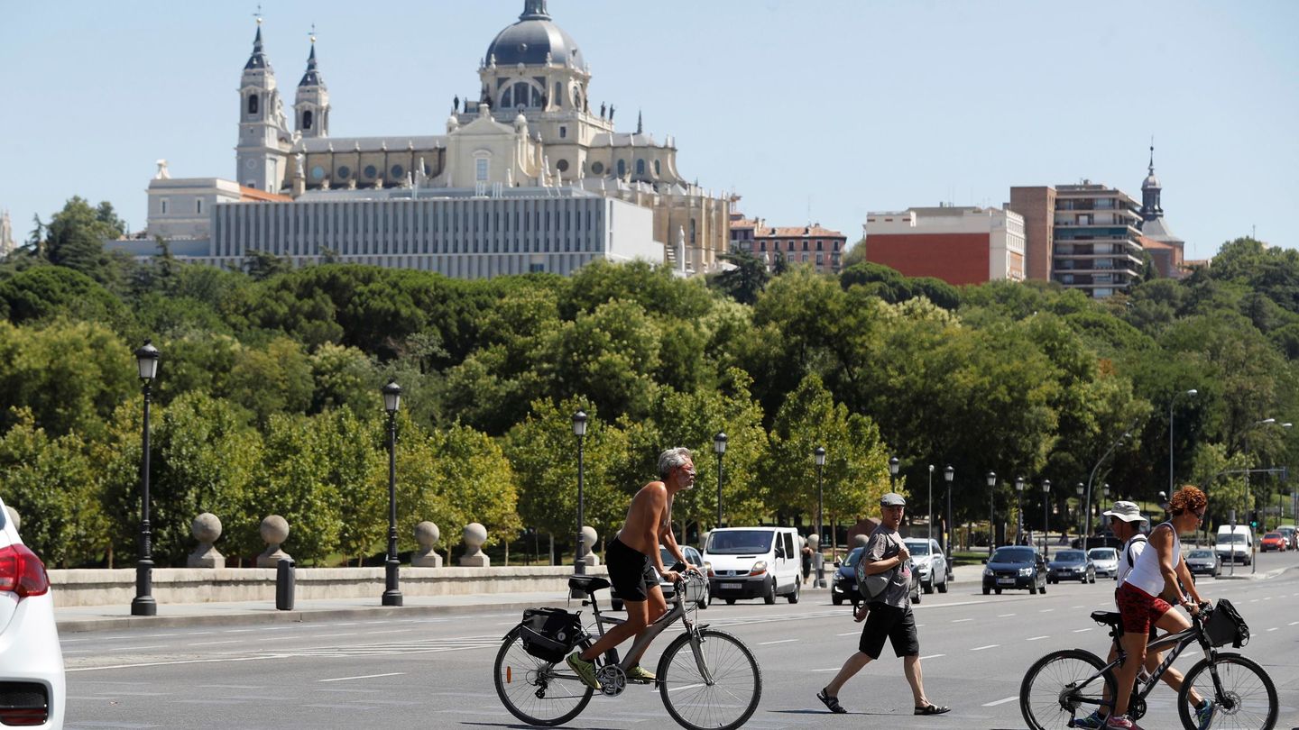 Turistas en bicicleta por Madrid, cerca de la rivera del Manzanares. (EFE)