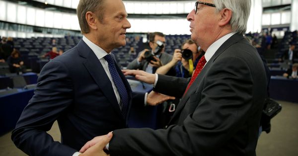 Foto: Tusk se saluda con el presidente de la Comisión Europea en el Pleno de Estrasburgo. (Reuters)