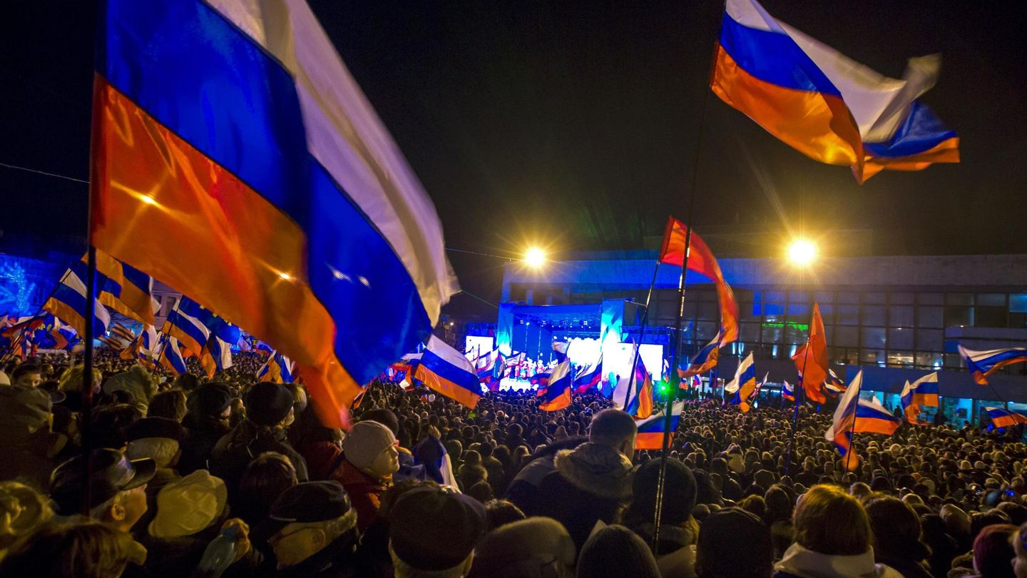 Una multitud espera los resultados en Simferópol, capital de Crimea (Reuters).