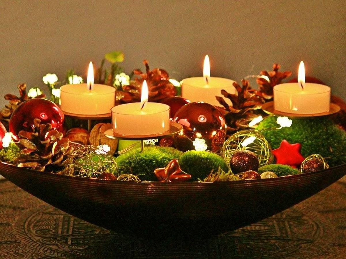 Coronas de Adviento en Navidad decorar las puertas y mesa
