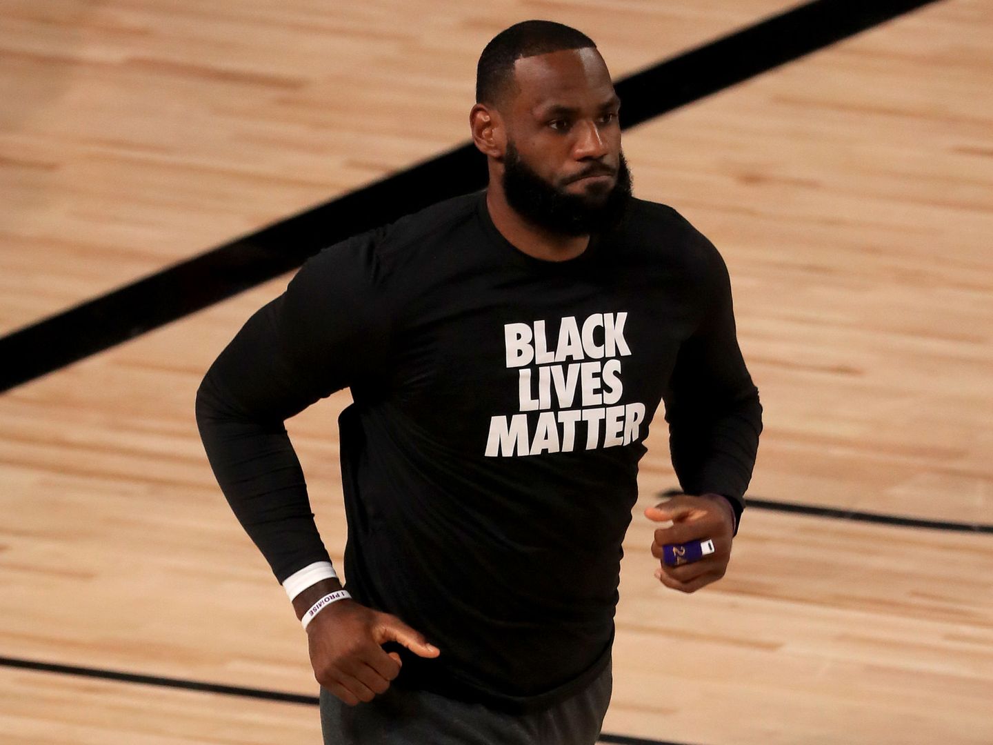 LeBron James, durante un calentamiento con camiseta de apoyo al movimiento Black Lives Matter. (Reuters)