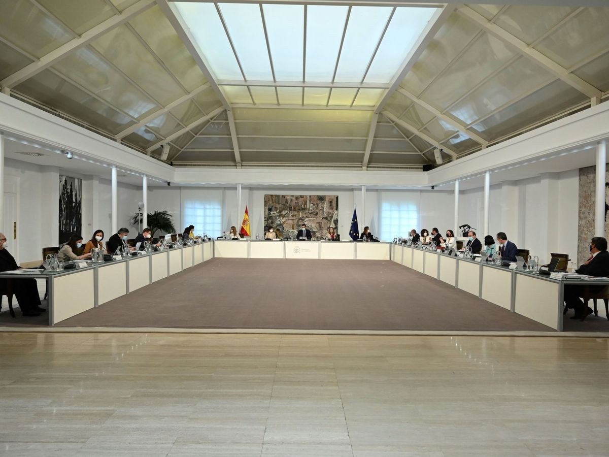 Foto: Preparar las reuniones del Consejo de Ministros es una de las labores de este empleado. (EFE)