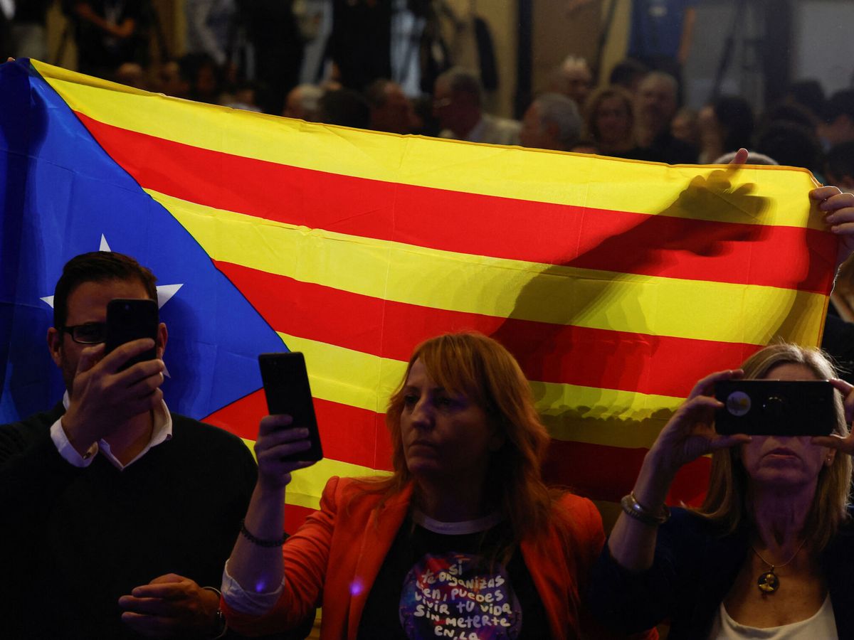 Foto: Una estelada en un acto de Puigdemont. (Reuters/Albert Gea)