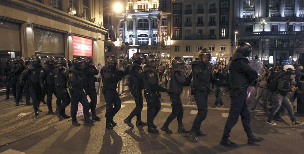 Policías antidisturbios vigilan la manifestación de estudiantes en el centro de Madrid. (EFE)