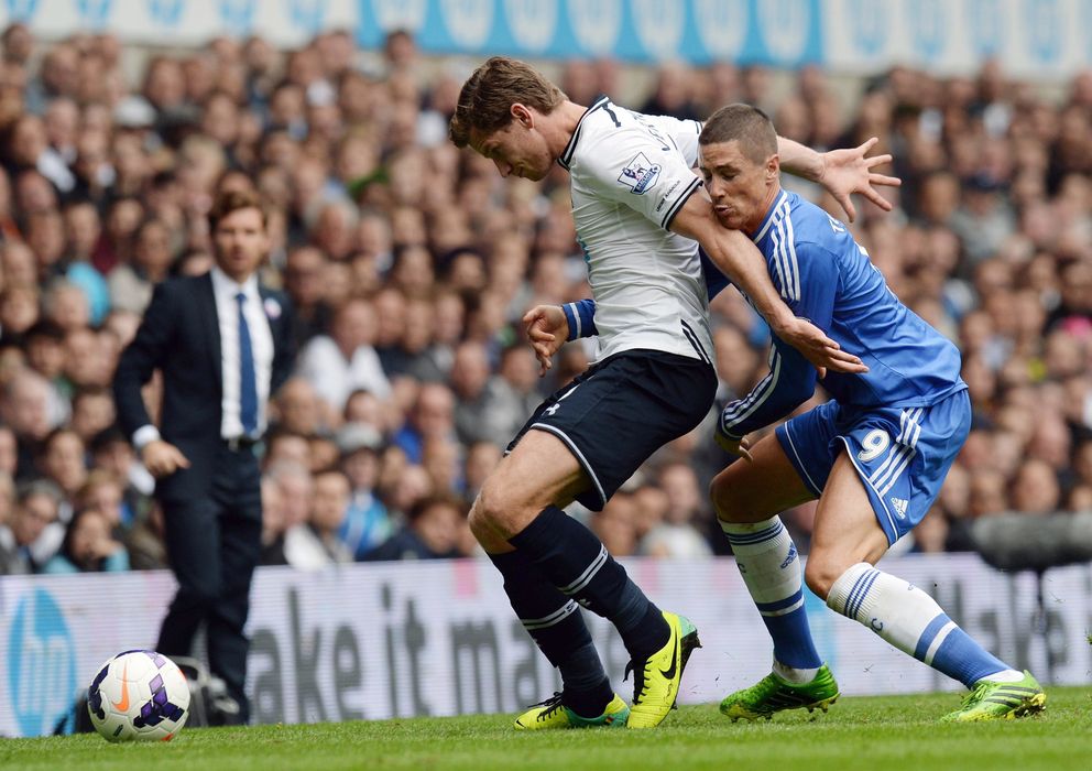 Foto: Fernando Torres aprieta al rival durante el encuentro ante el Tottenham (Efe).