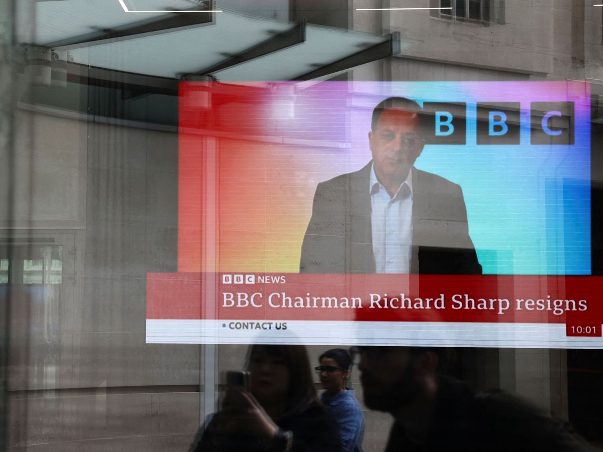 Foto: Una pantalla en el interior de la sede de la BBC emite una declaración de Richard Sharp. (Reuters / Henry Nicholls)