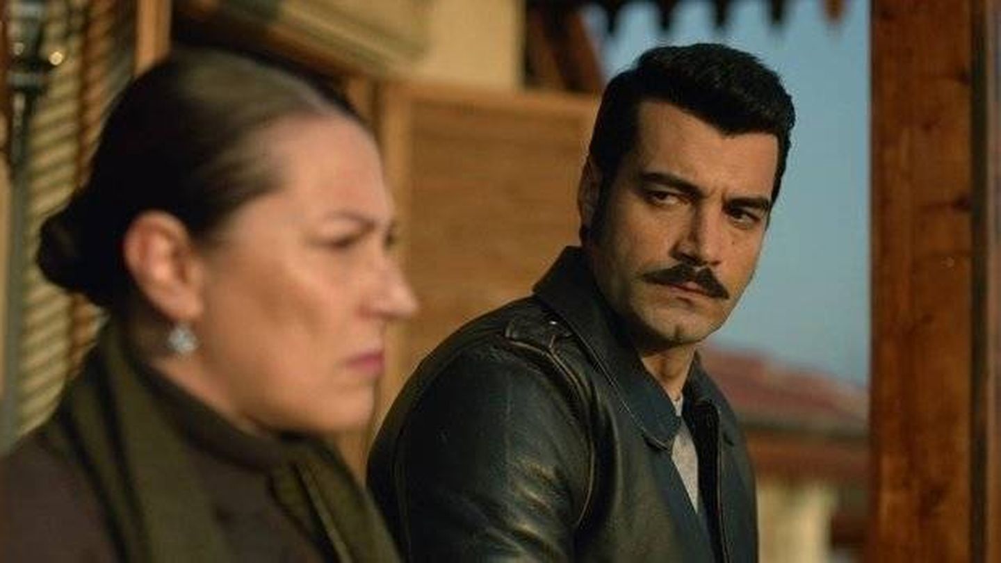 El terrateniente Demir (Murat Unalmis) y su madre Hunkar (Vahide Percin). (ATV)