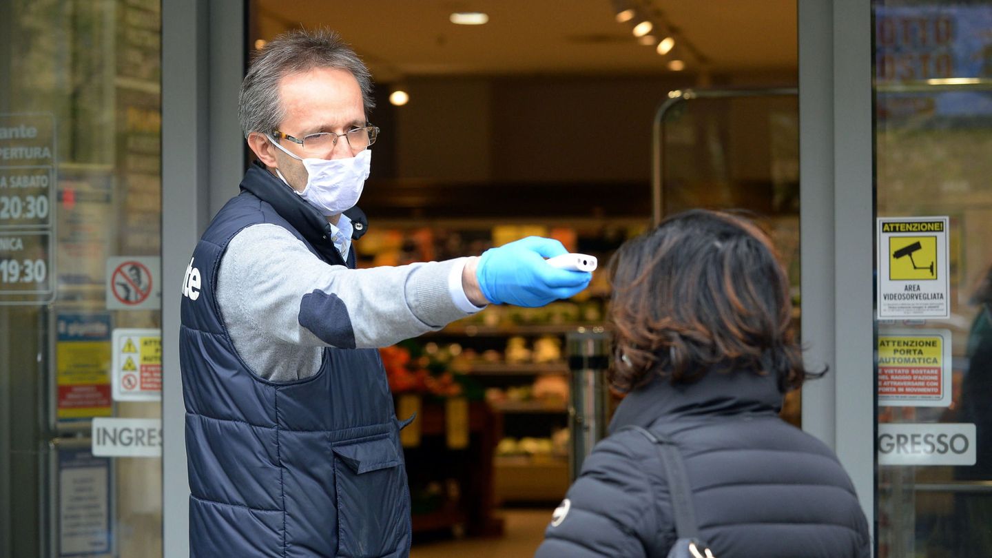 Control de temperatura para entrar en un supermercado en Sesto San Giovanni (Milán)(EFE)