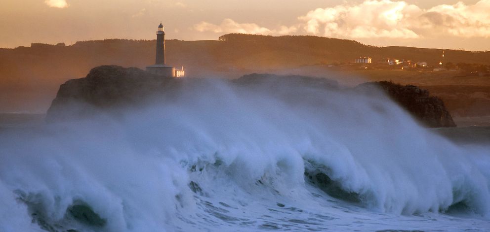 Amanecer en la playa del Camello de Santander con un fuerte temporal de mar (EFE)