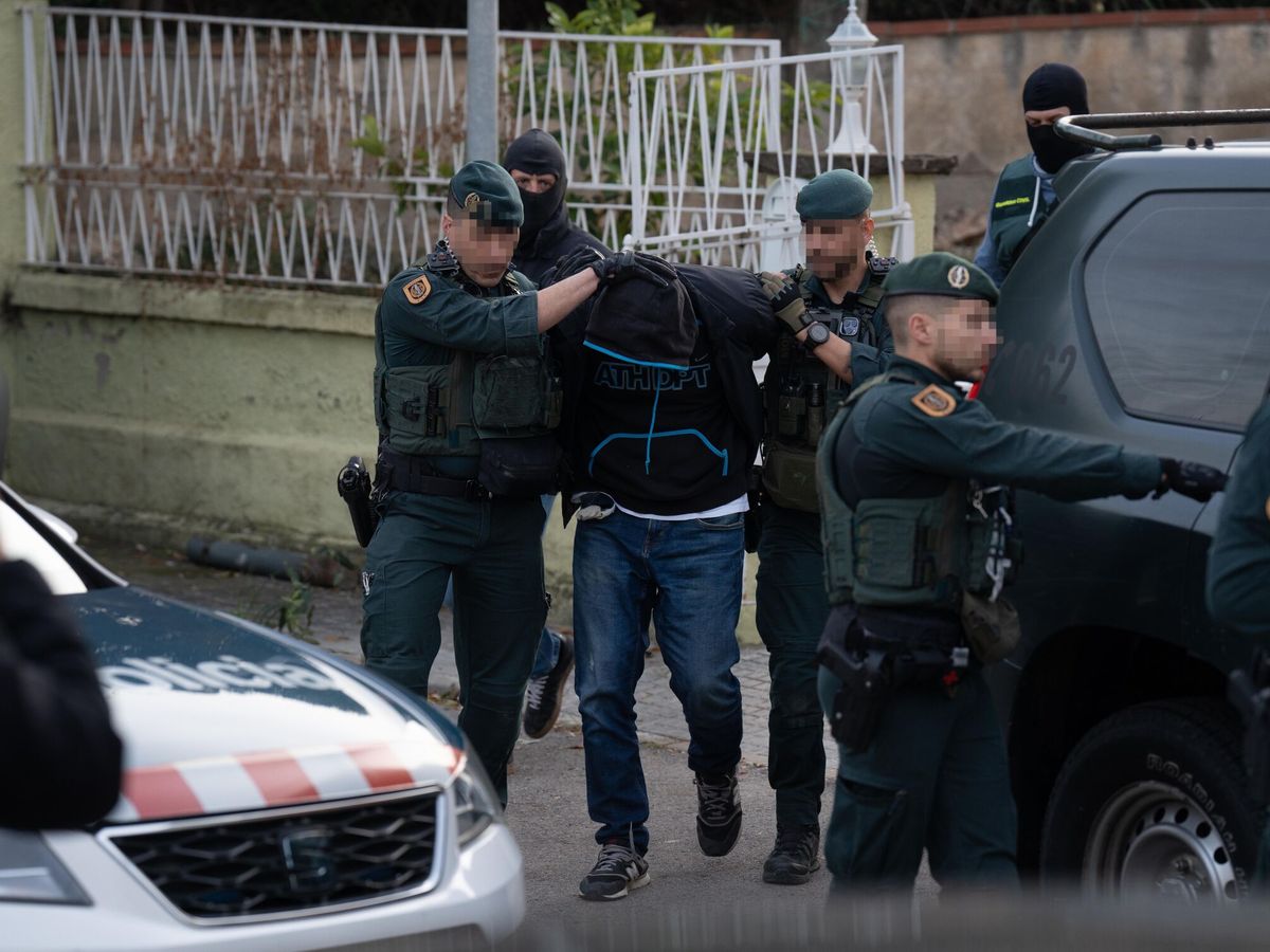 Foto: Agentes de la Guardia Civil llevan a un detenido tras una operación policial antiyihadista. (Europa Press/David Zorrakino)