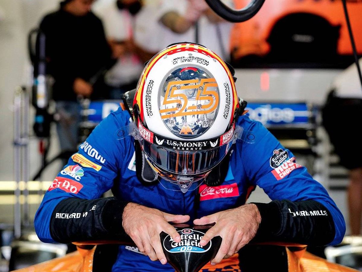 Foto: Carlos Sainz se sube a su McLaren durante la temporada pasada.
