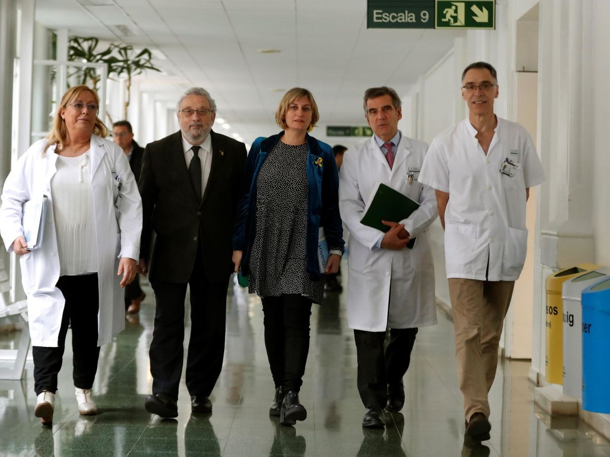 Foto: La 'consellera' de Sanidad junto a los responsables del Hospital Clinic de Barcelona. (EFE)