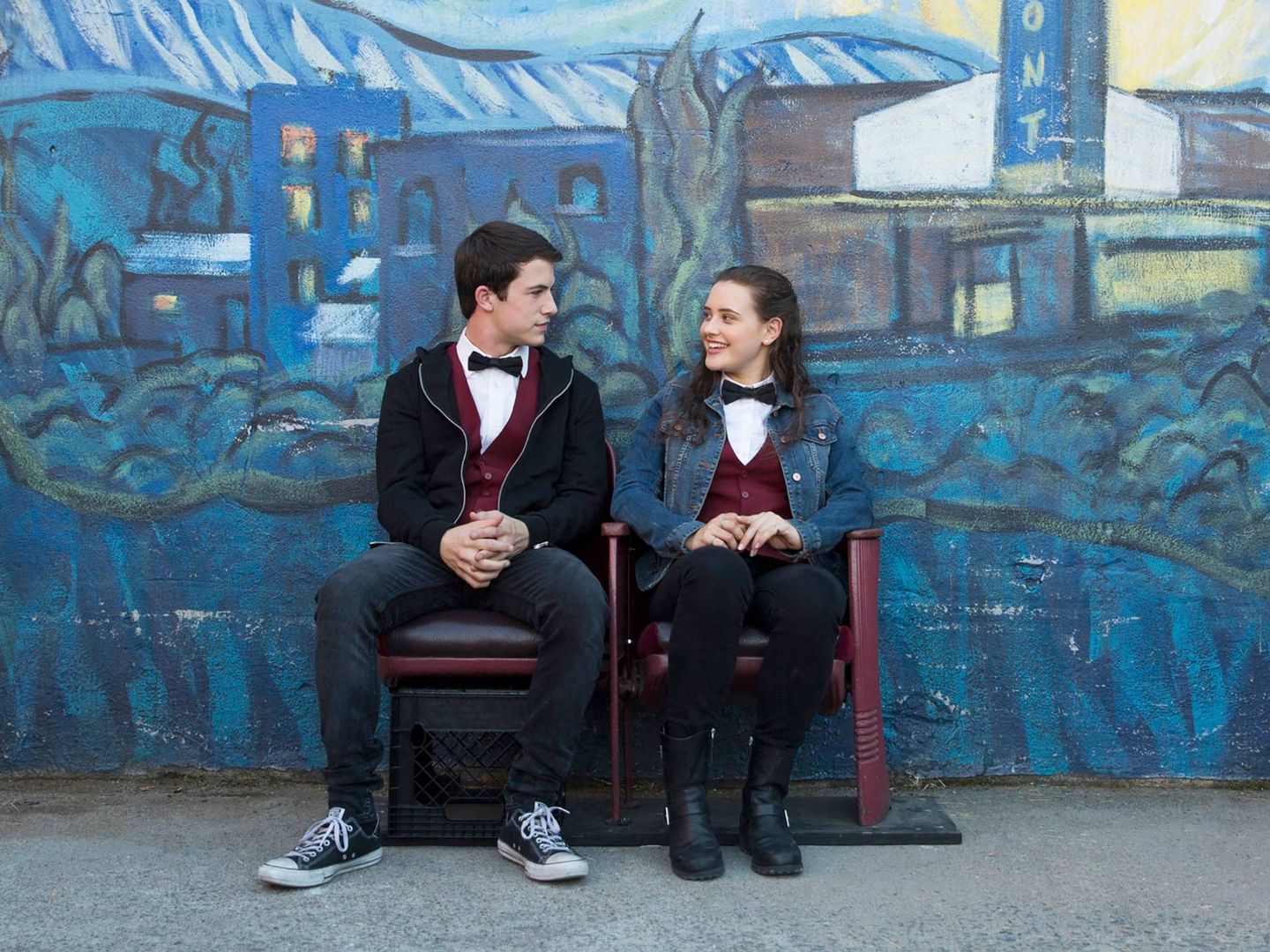 Logan Lerman y Katherine Langford en 'Por 13 razones'. (Netflix)