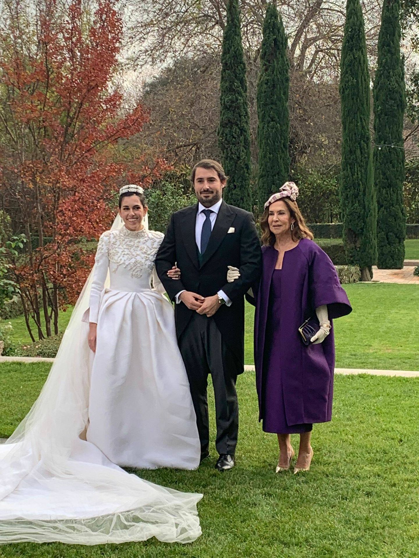 Carmen Manrique y Pedro Manresa posan con la madre de la novia, Mamen Sabatel, una de las invitadas más elegantes. (Plataforma)