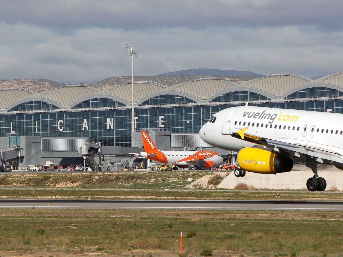 Foto: Un avión de Vueling despega en el aeropuerto de Alicante-Elche. (EFE)