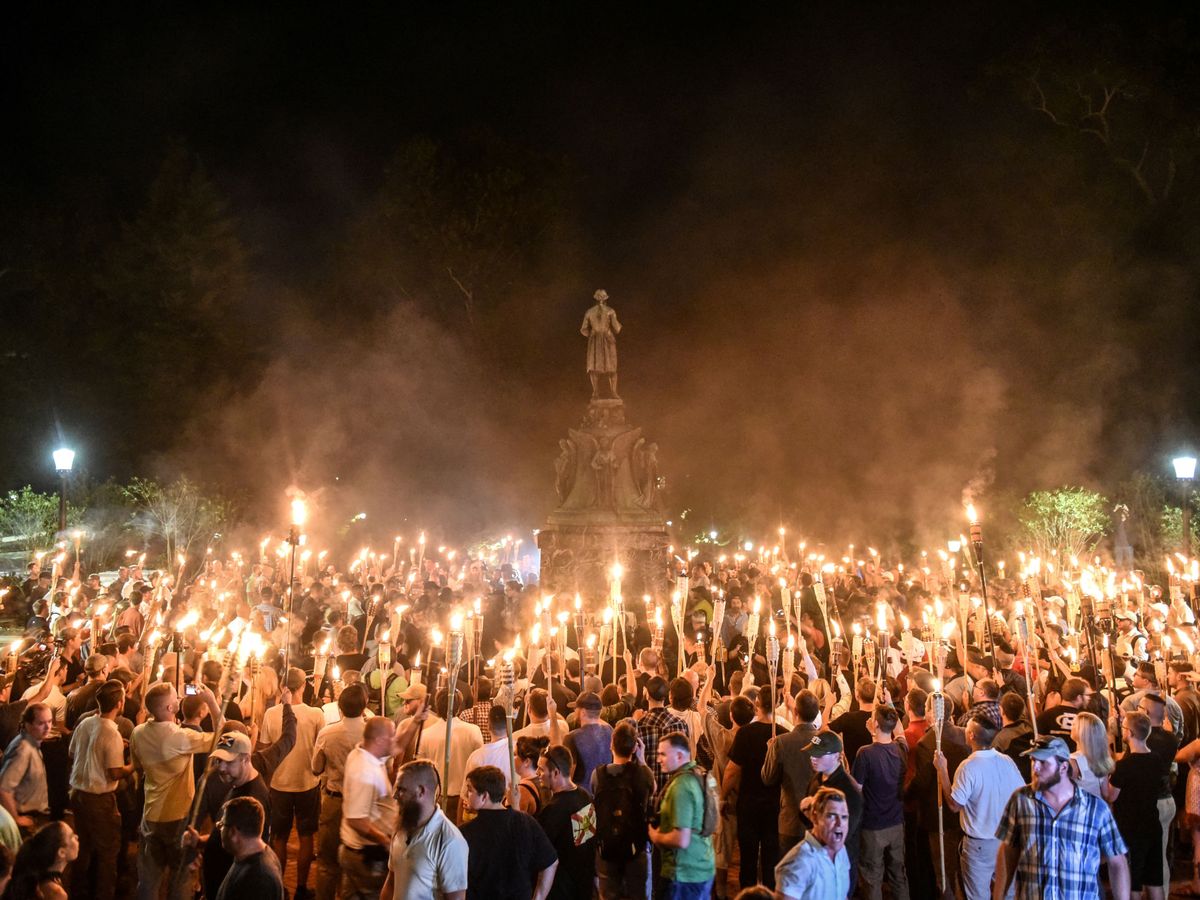 Foto: Supremacistas blancos se congregan en una imagen de archivo en Charlottesville. (Reuters/Keith)