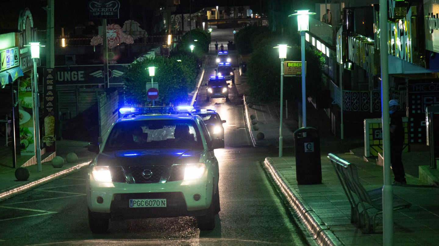 Varias patrullas de Guardia Civil recorren la calle Punta Ballena, en Magaluf. (D.B.)