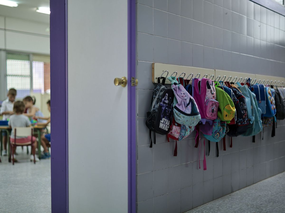 Foto: Imagen de archivo del primer día lectivo en un centro de Educación Infantil y Primaria. (EFE/Biel Aliño)